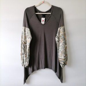 NWT Daytrip Womens Grey V-Neck Knit Long Sleeve Paisley Asymmetric Top Size S